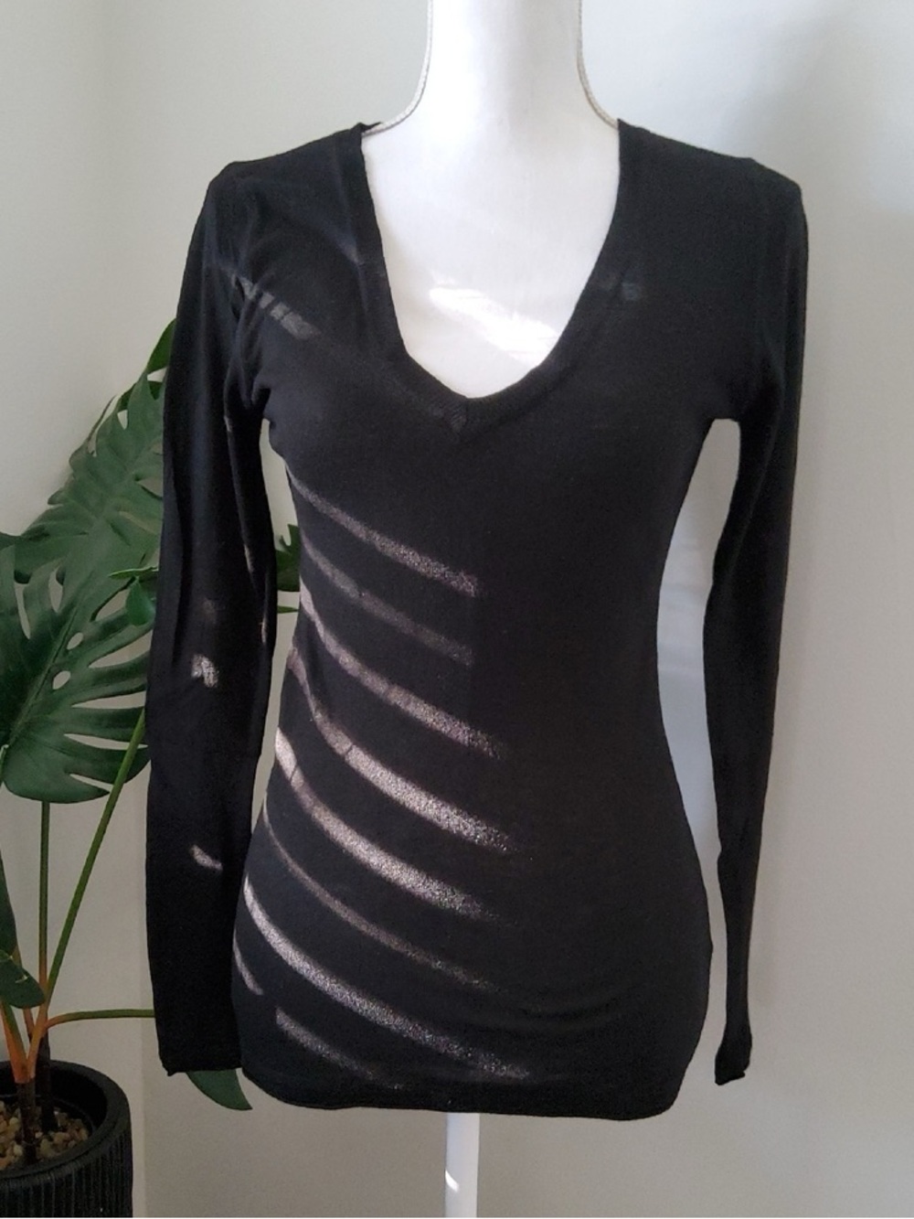 Women’s Black V-Neck Long Sleeve Top